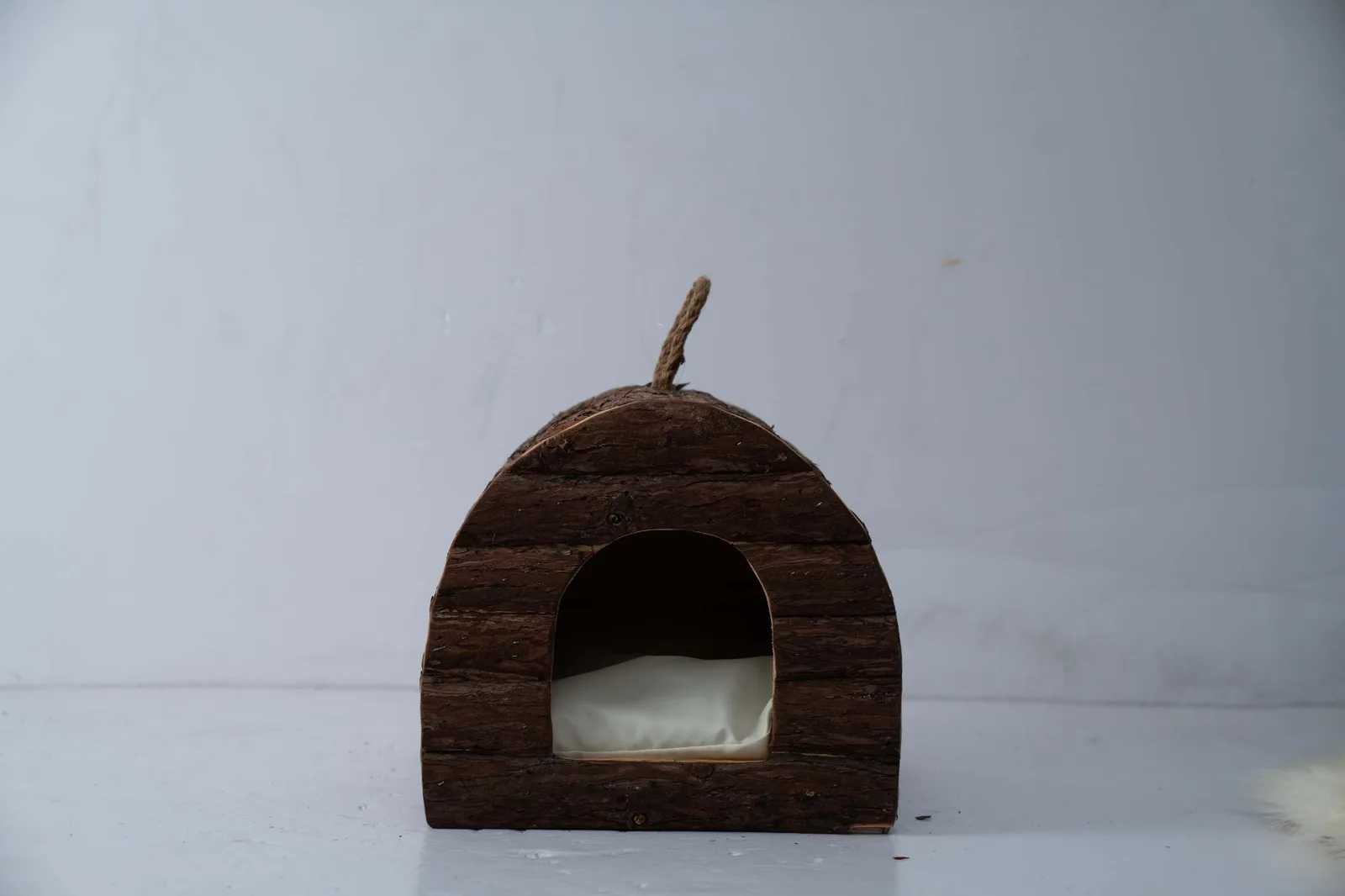 Portable Round Wooden Cat & Dog Bed gallery image 4